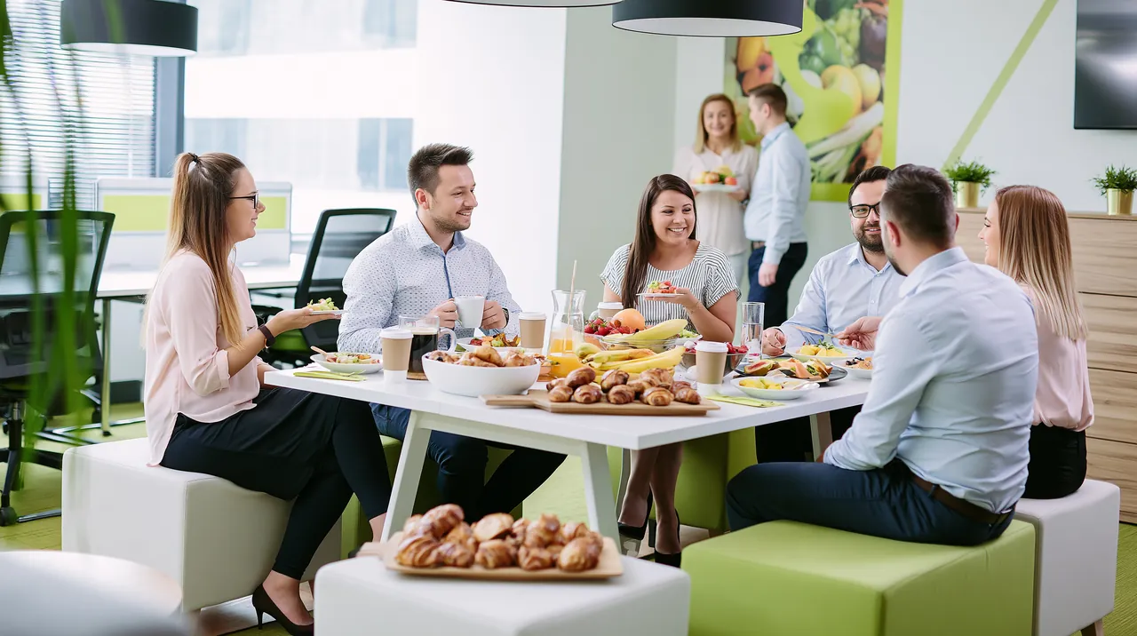 Team isst gemeinsam im Büro